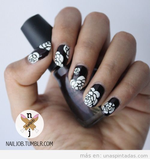 Diseño de uñas elegante, fondo negro y flores blancas