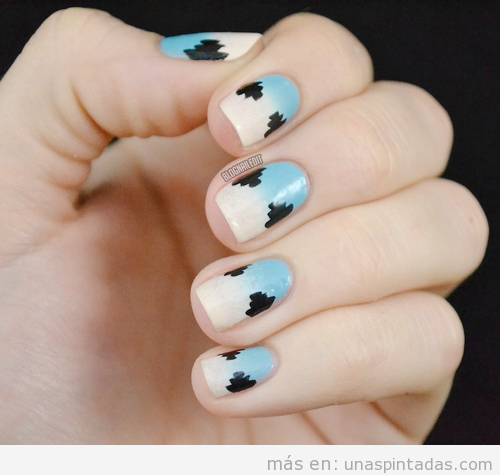 Decoración de uñas con estampado tribal sobre degradado en azul y blanco