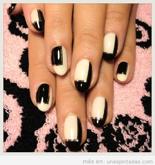 Diseño de uñas en blanco, negro, y dorado estilo minimalista