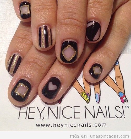 Diseño de uñas con dibujos geométricos sencillos en negro y dorado