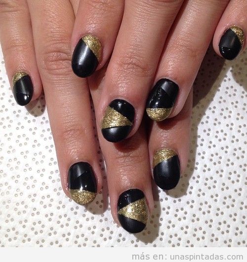 Diseño de uñas en triángulos negros brillante, mate y dorado