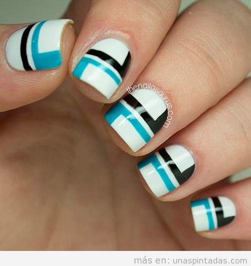 Nail Art con un diseño geomético simple, azul y negro sobre fondo blanco
