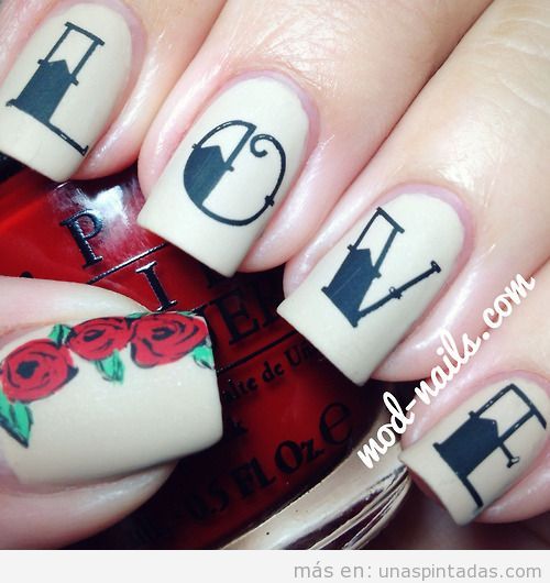 Diseño uñas San Valentín, palabra Love estilo tatuaje y rosas