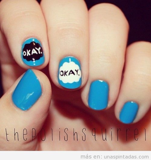 Diseño uñas azul nubes con palabra Okay