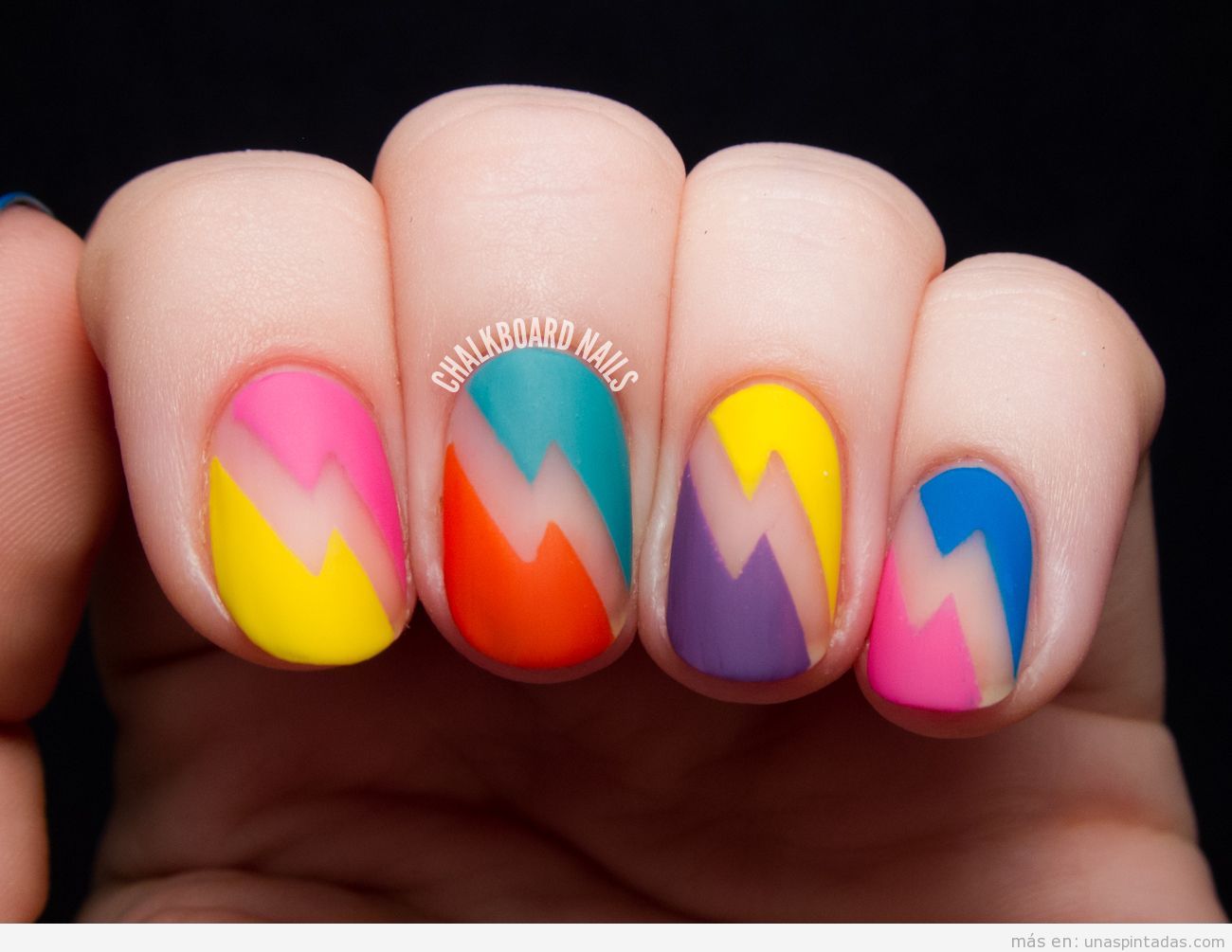 Decoración uñas con rayos de colores en mate estilo años 80