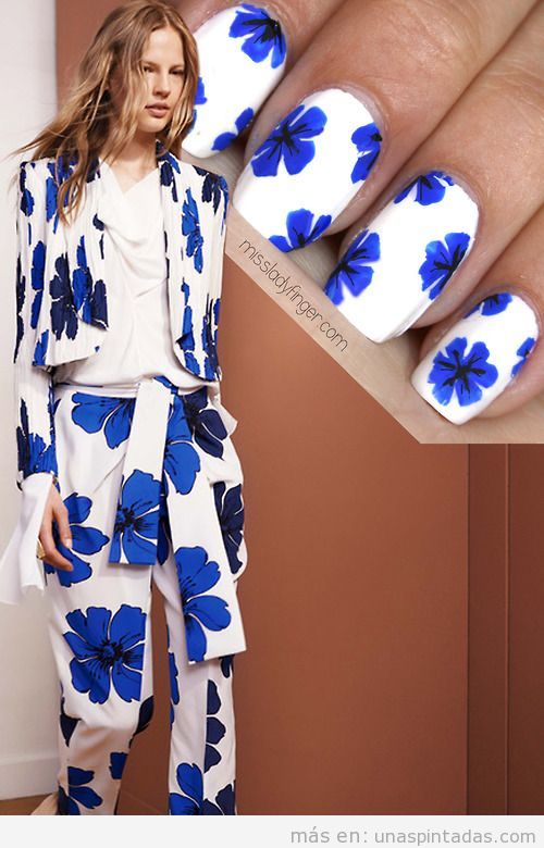 Decoración de uñas con grandes flores azules