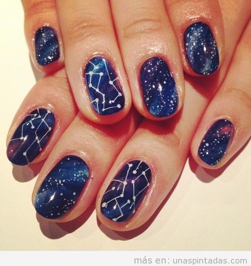 Diseño de uñas con estrellas y constelacioens