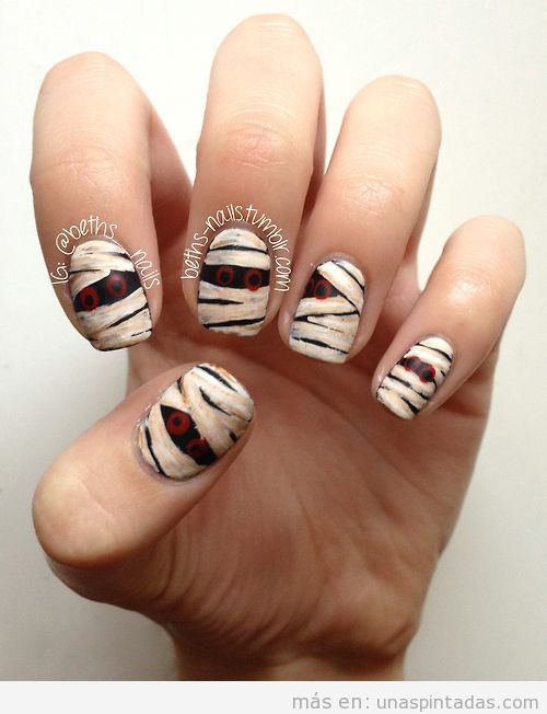 Diseño uñas original para Halloween, momia