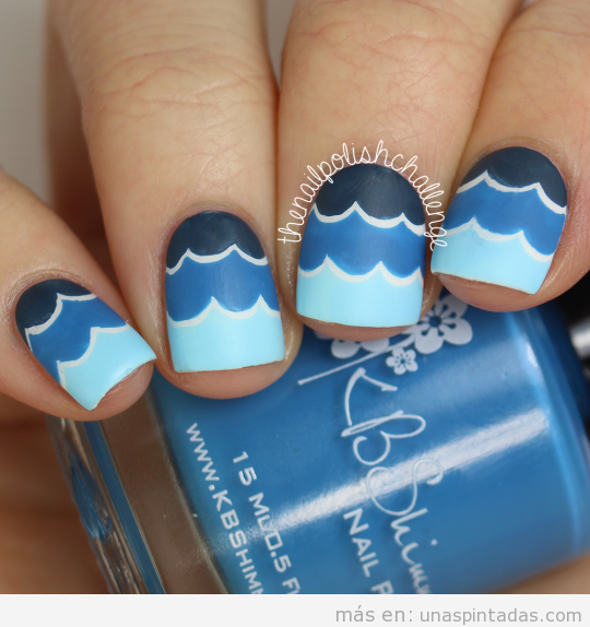 Decoración uñas con olas en tres azules