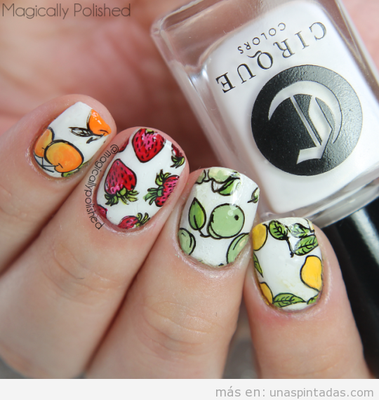 Diseños de uñas con dibujo de fresas, peras y naranjas