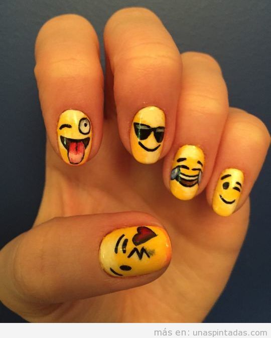 Uñas decoradas con emoticonos: Exprésate con tus uñas