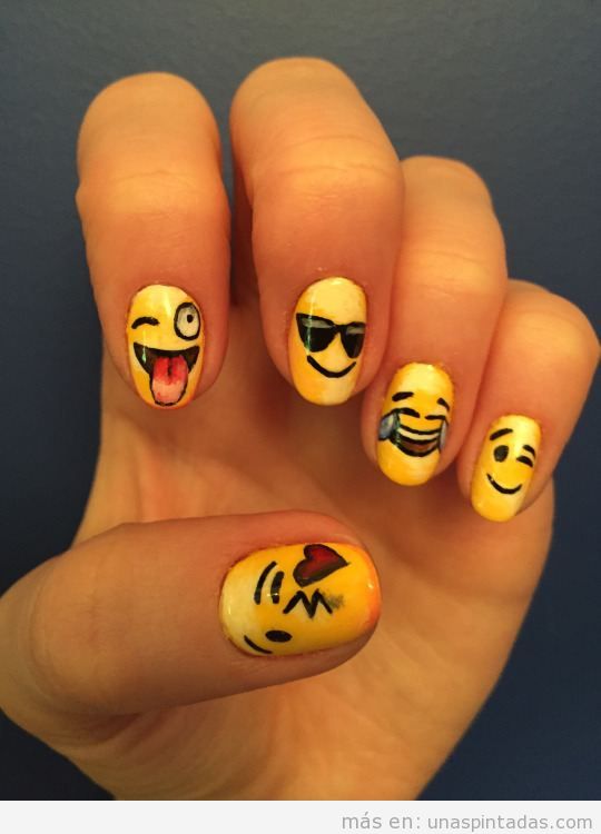 Decoración de uñas con emoticonos de Whatsapp