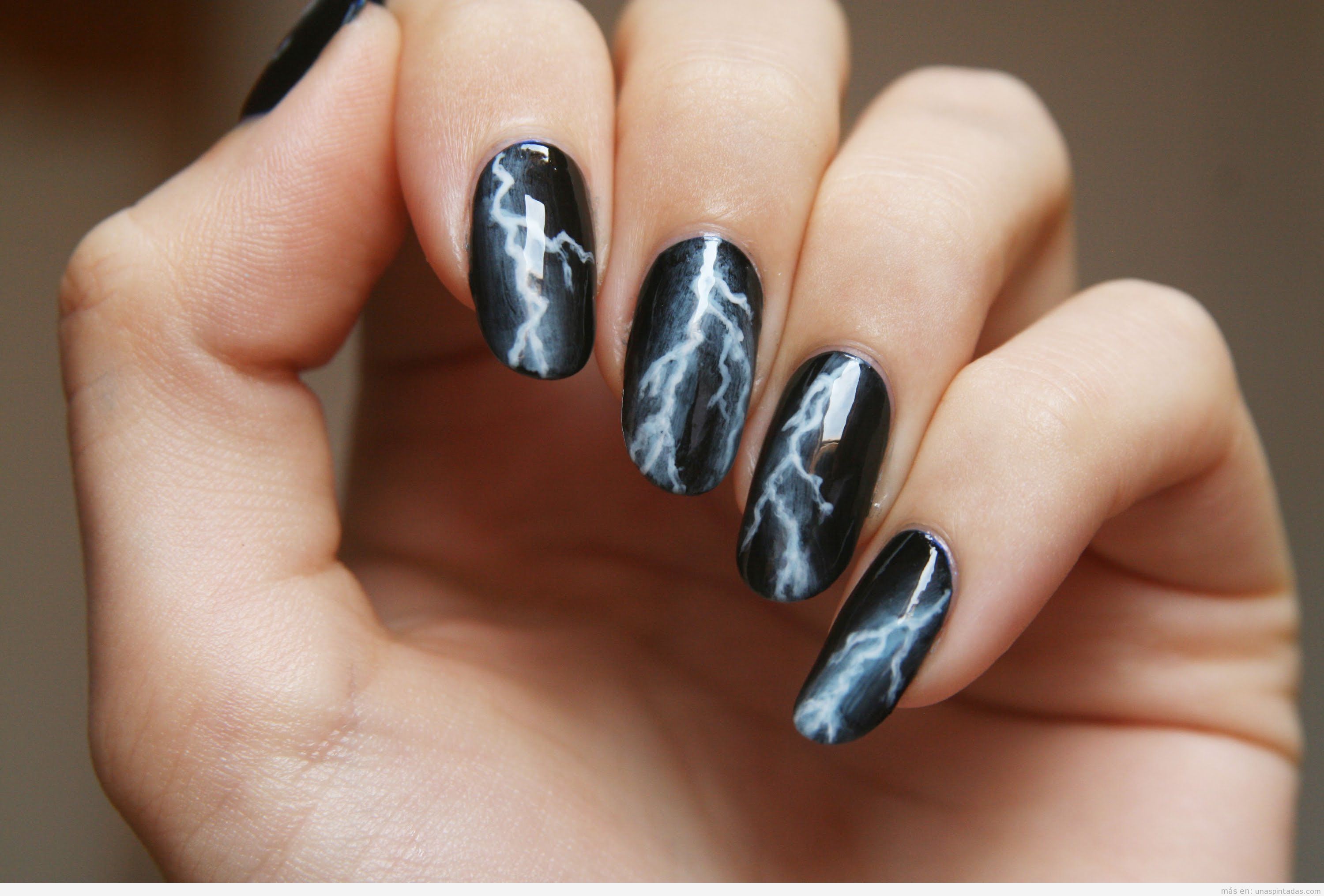 Diseño de uñas góticas en negro con rayos