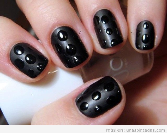 Diseño de uñas gótico en negro