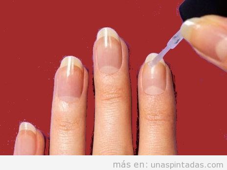 Aplicación de esmate protector en las uñas