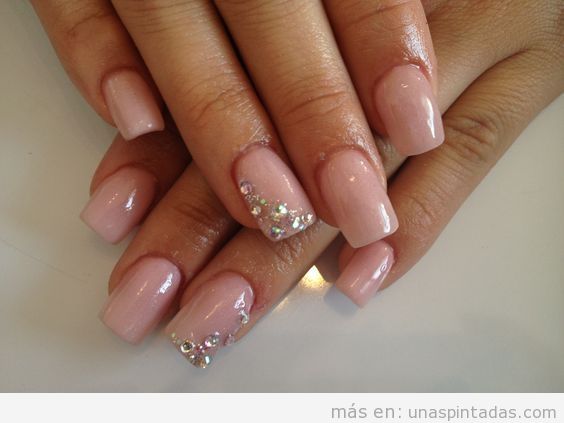 Decoración de uñas con cristales Swarovski en rosa claro
