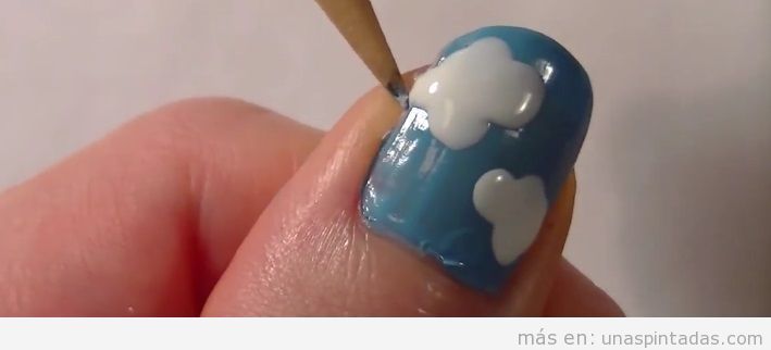 Cómo dibujar nubes en las uñas con bastoncillo paso 2