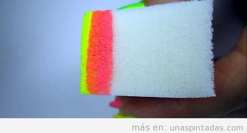 Esponja para pintar un arcoíris en las uñas