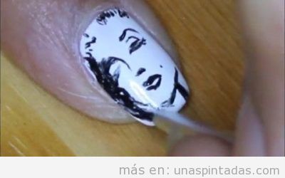 Uñas decoradas con Marilyn Monroe