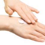 Consejos cuidar piel manos, crema hidratante