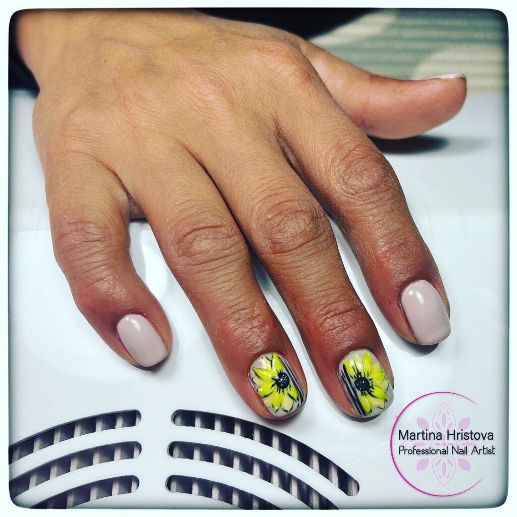 Girasoles pintados en dos uñas