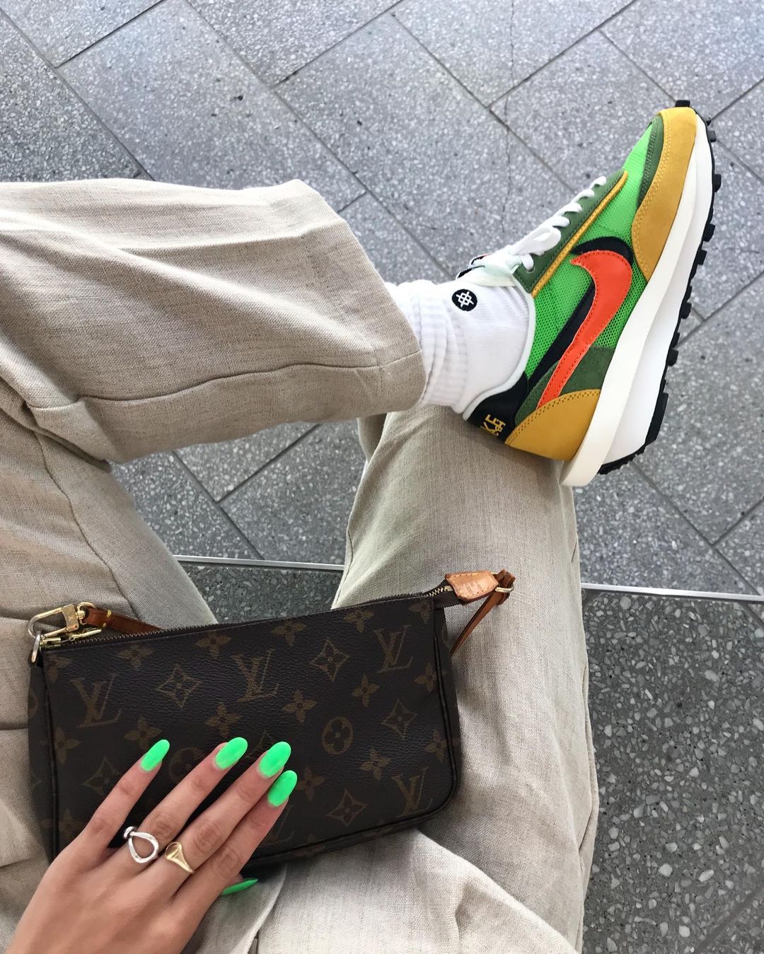 Nail art verde a juego con unas sneakers Nike