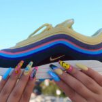 Sneakers Nike de colores con diseño de uñas de colores
