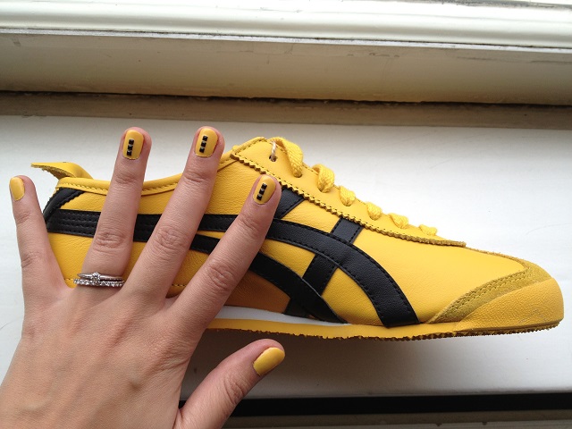 Sneakers Reebok amarillas con las uñas a juego